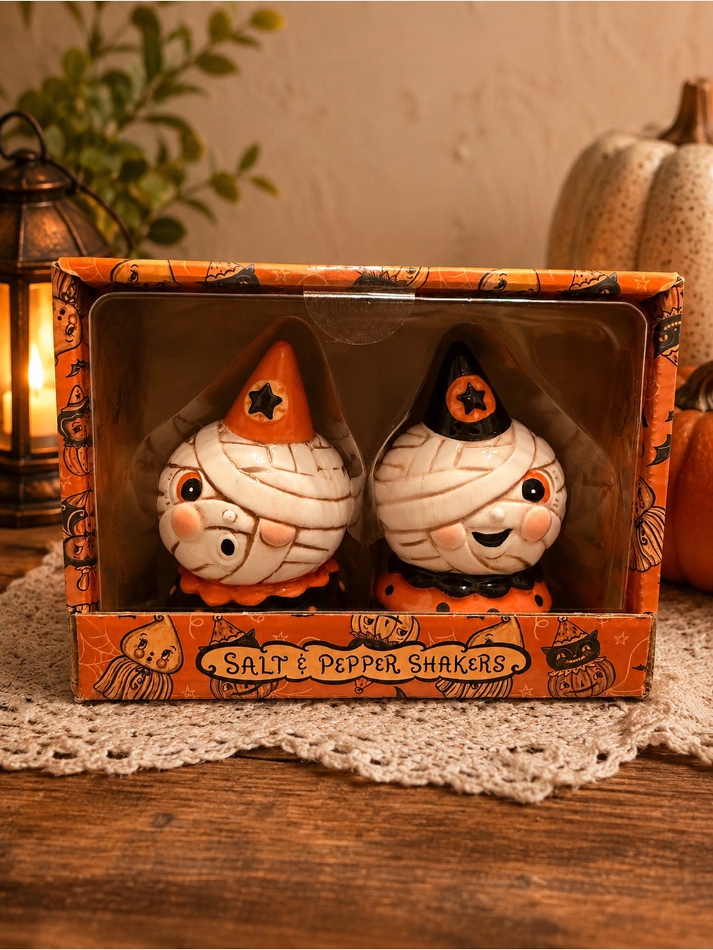 Net joahnna Parker carnival mummy salt and pepper shaker Halloween decoration